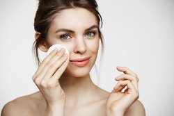 Skin Care: पिंपल्स से छुटकारा पाना चाहते हैं, तो रात को सोने से पहले चेहरे को करें दूध से क्लीन