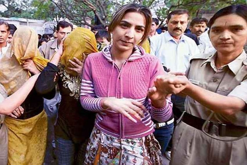 कहा जाता है कि एक मर्डर केस में नाम आने के बाद हरियाणा के नामी गैंगस्टर विजय से लव मैरिज की थी। विजय यूपी के खूंखार हिस्ट्रीशीटर श्री प्रकाश शुक्ला का करीबी था, जिसका 1998 में यूपी के गाजियाबाद में एनकाउंटर हो गया था। इसके बाद यूपी STF ने विजय को हापुड़ में मार गिराया था।