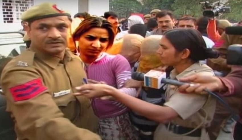 फर्राटेदार अंग्रेजी बोलने वाली सोनू पंजाबन के पापों का एक दिन घड़ भरा और वह पुलिस के हत्थे चढ़ गई। अब वह जेल में अपने किए की सजा पा रही है।