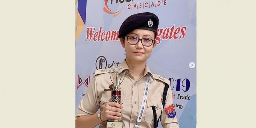 परीक्षा में अच्छी रैंक आने के बावजूद भी उन्हें नौकरी नहीं मिल रही थी। इसके पीछे कारण बनाया गया उनके ससुर को।