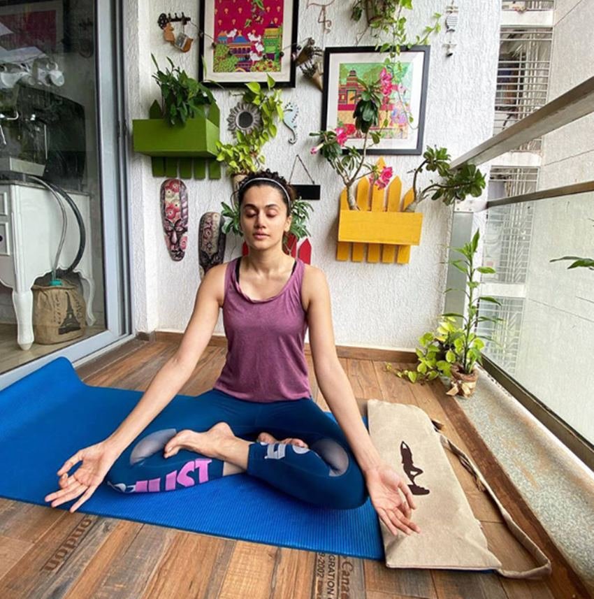 पूरे घर की सजावट तापसी और उनकी बहन शगुन पन्नू ने ऐसी की है कि देखने वाले देखते रह जाएं।