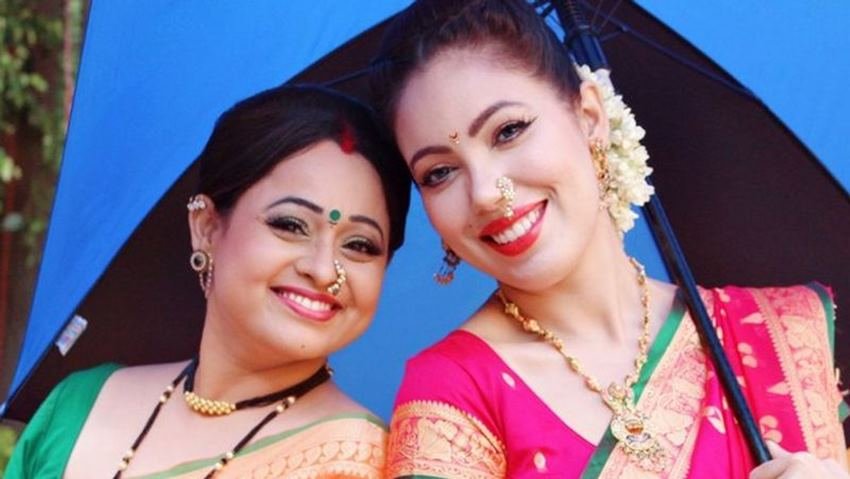 तस्वीरें औऱ वीडियो बताते हैं कि रील लाइफ में माधवी भाभी का किरदार निभाने वाली सोनालिका रियल लाइफ में काफी बोल्ड हैं।