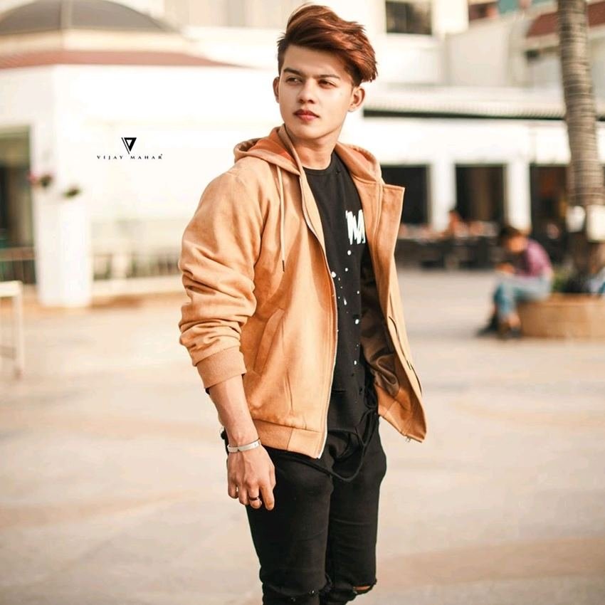 कई मीडिया रिपोर्ट्स की मानें तो टिकटॉक से रियाज अली की मासिक कमाई करीब 2 लाख रुपए की होती थी।