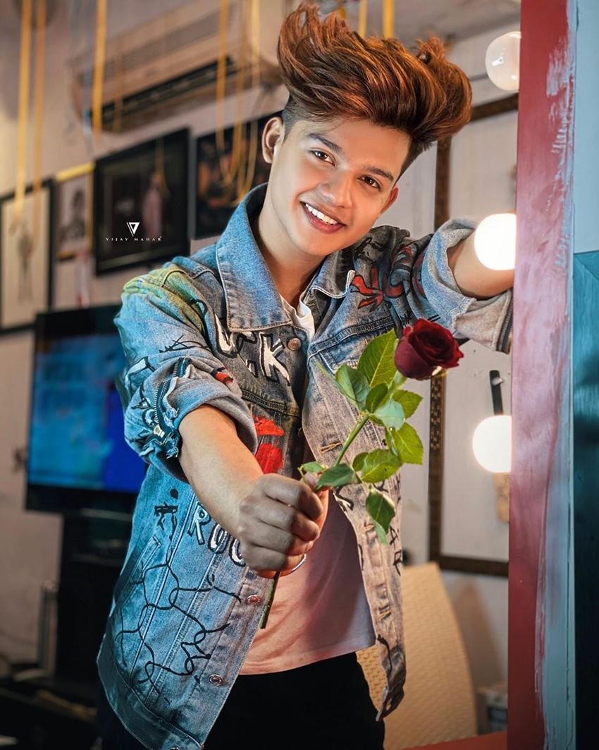 रियाज को टिकटॉक ने इतनी शोहरत दी कि वह कई म्यूजिक वीडियोज में भी नजर आए।