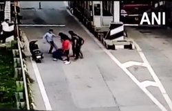 VIDEO: टोल मांगने पर Eastern Peripheral Expressway पर कर्मचारी को लात-घूंसे से पीटा, केस दर्ज