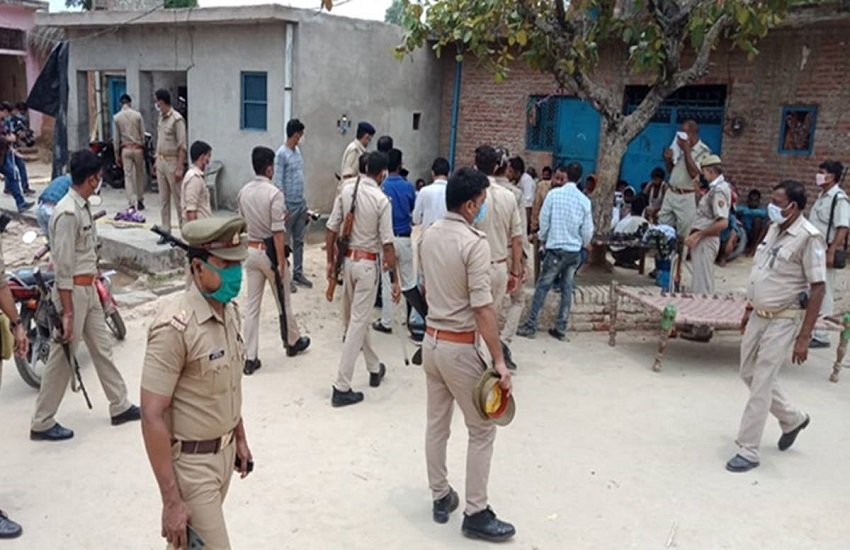 मुकान को पुलिस ने बुलडोजर चलाकर करीब दो घंटे में मलबे में तब्दील कर दिया। (pti)