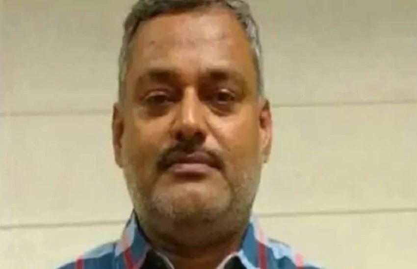 पुलिस पर हमला सुनियोजित था, जिसमें आठ पुलिसकर्मियों की जान चली गई और कई घायल हो गए। 