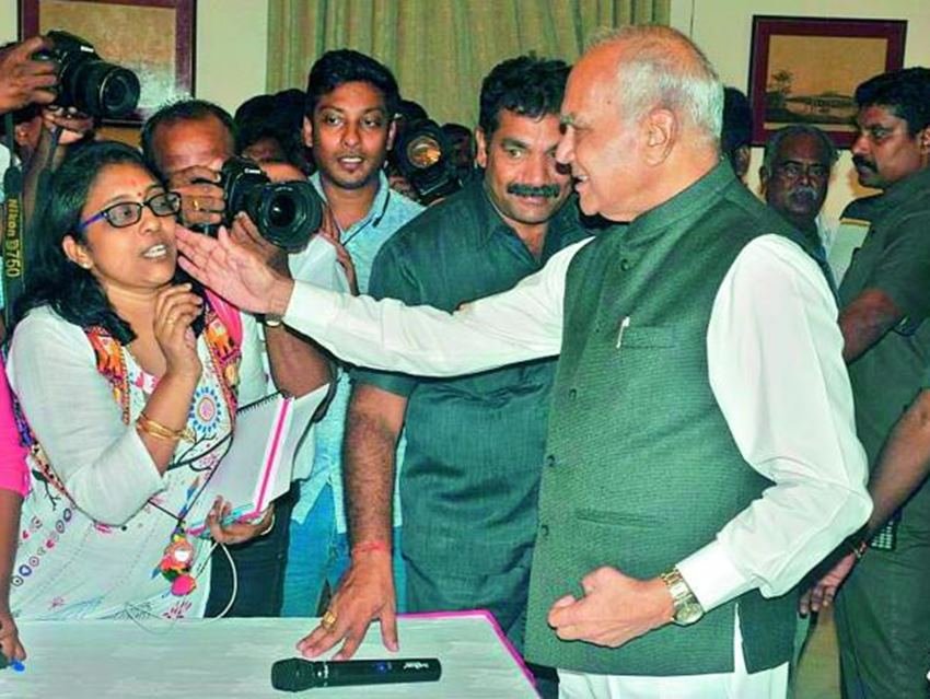 साल 2018 में तमिलनाडु के तत्काल राज्यपाल बनवारी लाल पुरोहित विवादों में घिर गए थे। दअसल हुआ ये था कि सवाल पूछ रही महिला पत्रकार के सवालों का जवाब देते हुए वह उसके गाल पर हाथ फेर बैठे थे। मामले ने तूल पकड़ा तो राज्यपाल को महिला पत्रकार से माफी मांगनी पड़ी थी।