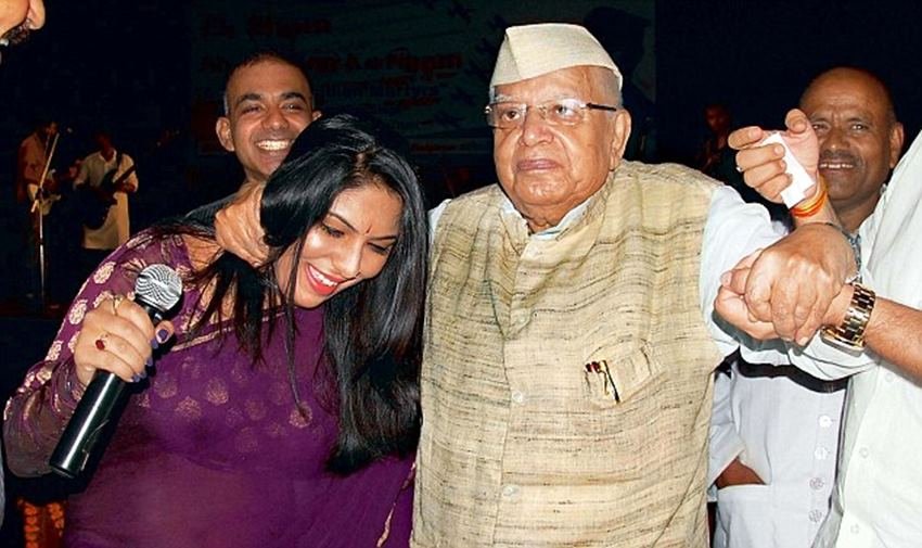 साल 2013 में कांग्रेस के बड़े नेता रहे नारायण दत्त तिवारी लखनऊ में एक कार्यक्रम के दौरान शो को होस्ट कर रही महिला एंकर के गले में हाथ डाल नाचने लगे थे।