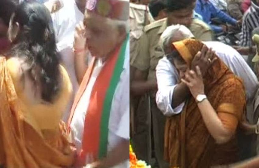 कई मर्तबा ऐसे वीडियो और तस्वीरें सामने आ चुकी हैं जिसने कई राजनेताओं को विवाद में खींच लिया। दरअसल कई मौकों पर हमारे देश के राजनेता महिलाओं के साथ विवादित हरकत करते दिख चुके हैं। आइए डालते हैं ऐसे ही चंद चर्चित मामलों पर एक नजर (All Photos: Social Media):