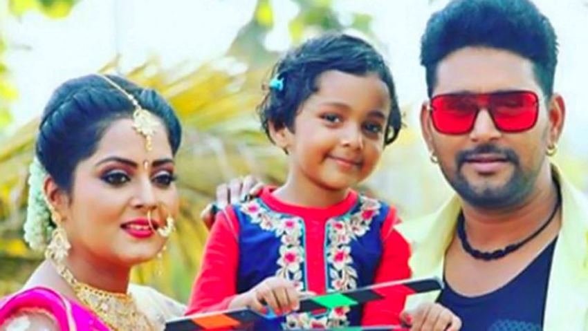 एक्टर यश कुमार मिश्रा ने भोजपुरी एक्ट्रेस अंजना सिंह से शादी की है। यश और अंजना के एक बेटी है, जिसका नाम अदिति है।