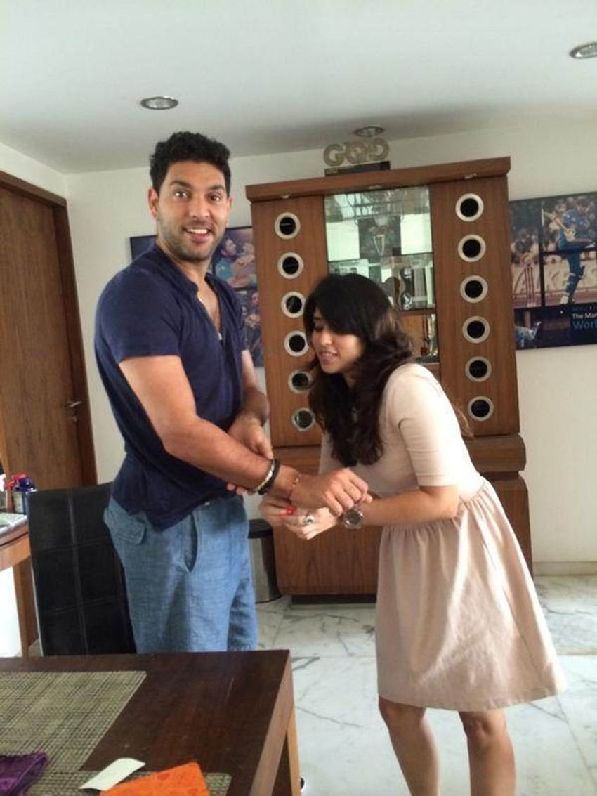 रितिका स्पोर्ट्स मैनेजमेंट इवेंट कंपनी चलाती हैं। युवराज सिंह रितिका के क्लाइंट थे। काम के सिलसिले में मुलाकातें बढ़ीं औऱ युनराज ने रितिका को बहन बना लिया। रितिका भी उन्हें राखी बांधने लगीं।