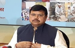 महिला कर्मचारियों ने की गंदे टॉयलेट की शिकायत तो मंत्रीजी खुद करने लगे साफ