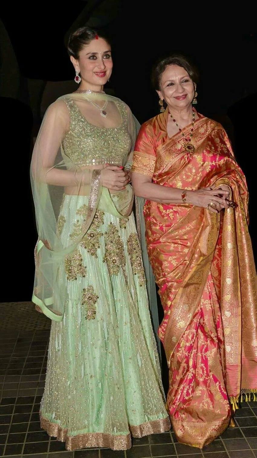 करीना कपूर - करीना भी इस मामले में बहुत लकी साबित हुईं। उनकी सास शर्मिला टैगोर बिल्कुल भी उन्हें अपने से अलग नहीं मानतीं बल्कि उन्हें बेटी की तरह ट्रीट करती हैं। करीना ने अपने इस रिश्ते को लेकर एक बार बताया था - जब मैं अपने परिवार के साथ होती हूं मुझे बेटी की तरह मान दिया जाता है। शर्मिला जी और मैं ट्रेडिशनल सास बहू की तरह नहीं हैं। हम कुछ दिनों पहले मालदीव गए जहां मैंने अपनी सास के सामने बिकिनी पहनी। हम दोनों एक दूसरे से साथ बेहद कंफर्टेबल रहते हैं।