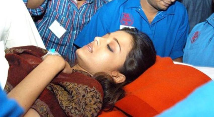 ऐश्वर्या राय बच्चन की फ़िल्म 'खाकी' की शूटिंग के दौरान एक सीन में जीप को ऐश से 20 फीट की दूरी पर रुकना था। ऐश्वर्या इस सीन की रिहर्सल कर रही थीं तभी ड्राईवर से गाड़ी बेकाबू हो गई और ऐश गाड़ी से घायल हो गईं। उनके बाएं पैर में फ्रैक्चर हो गया था। इस हादसे ने उन्हें अस्पताल पहुचा दिया।