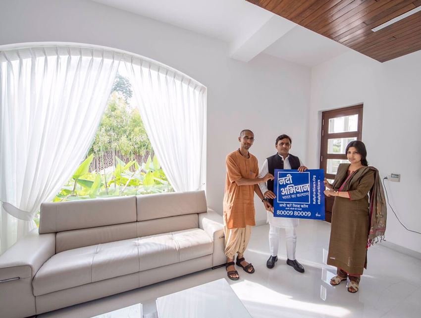 बता दें कि जब अखिलेश यादव ने सरकारी बंगला खाली किया था तब बड़ा सियासी घमासान मचा था।