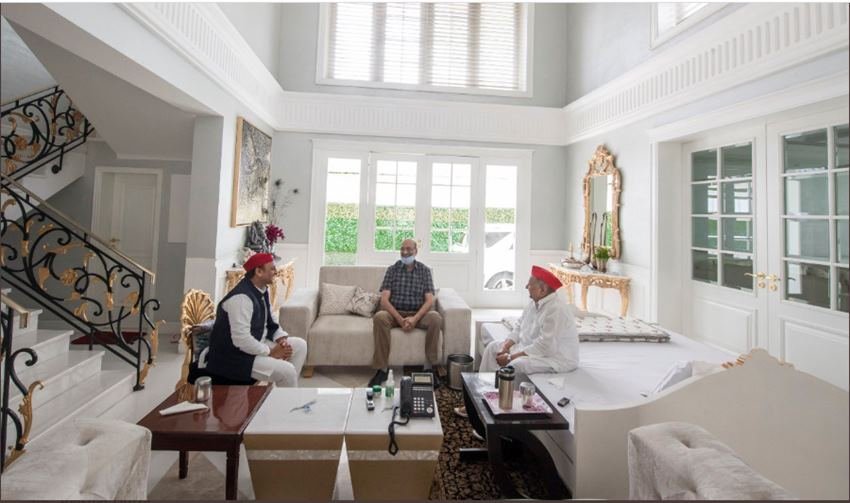 अखिलेश इसी घर से राजनीतिक काम भी करते नजर आते हैं।