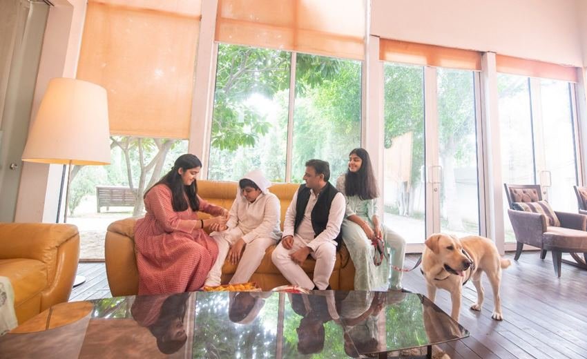 Akhilesh Yadav Bunglow: यूपी के पूर्व सीएम अखिलेश यादव ने हाल ही में अपने घर के अंदर की तस्वीर शेयर की है। इस तस्वीर में अखिलेश के बच्चे राखी का त्योहार मनाते नजर आ रहे हैं। अखिलेश यादव लखनऊ के 1 विक्रमादित्य मार्ग पर रहते हैं। अखिलेश का यह आशियाना काफी आलीशान है। कई मौकों पर अखिलेश यादव ने अपने घर के अंदर की झलक सोशल मीडिया में दिखाई है। आइए देखते हैं अंदर से केसा है अखिलेश का ये बंगला: