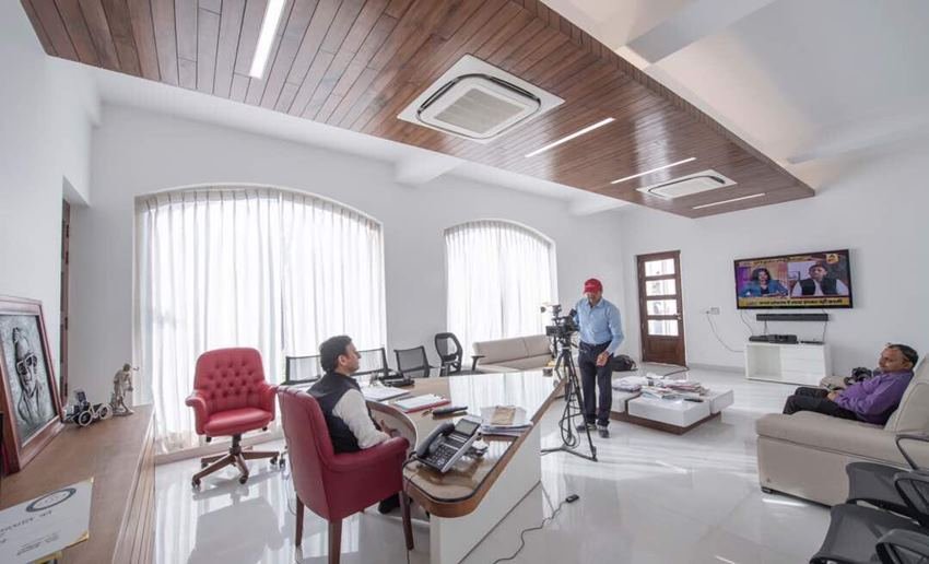 घर में सुख सुविधा की तमाम चाजें मौजूद हैं।