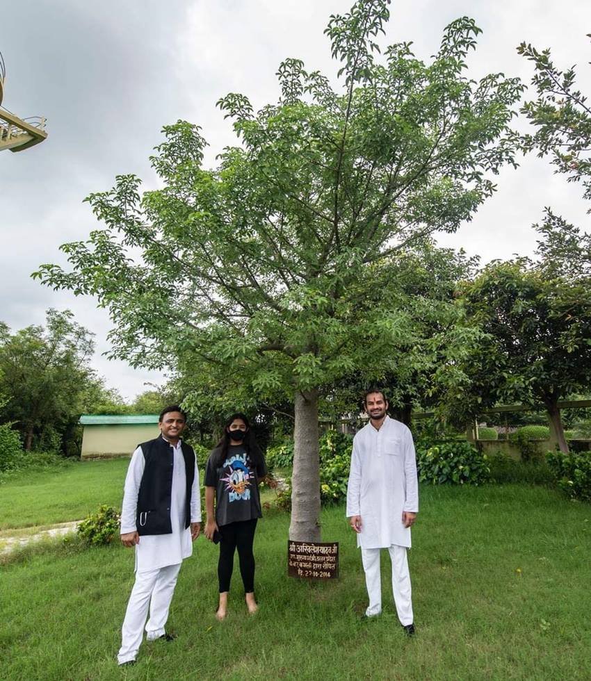 हालांकि कई यूजर्स इन तस्वीरों पर ये लिख रहे हैं फोटो देख के लग नहीं रहा कि इतने गंभीर मुद्दों पर बात हुई होगी।