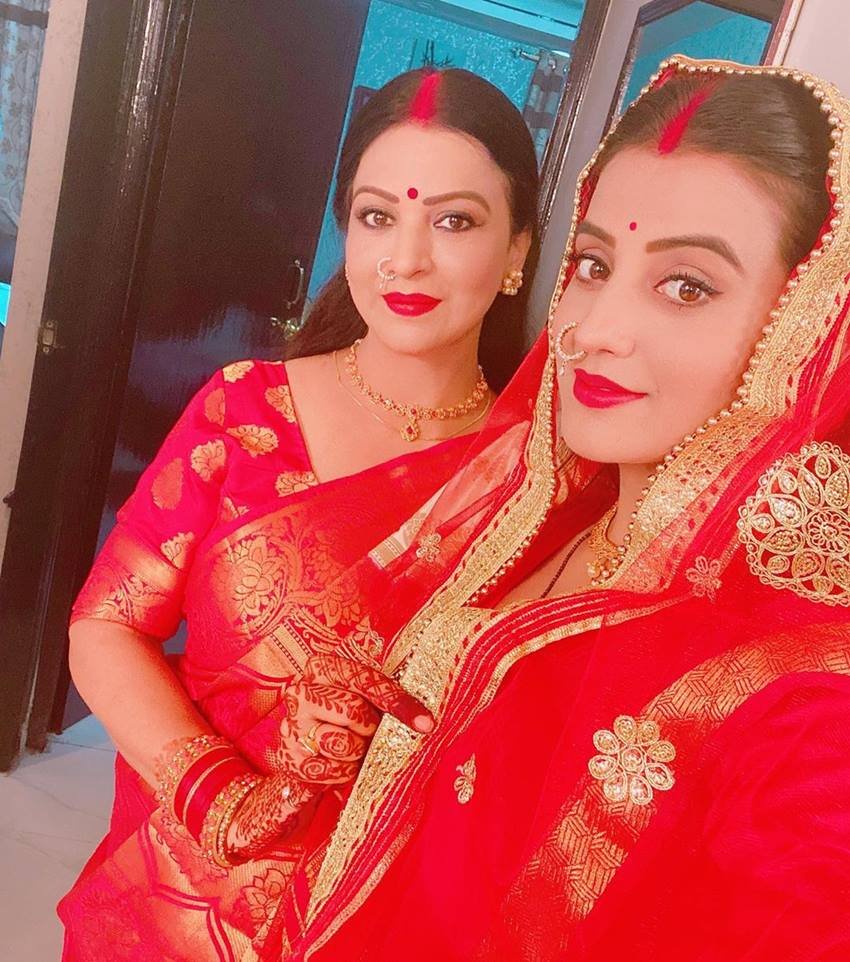 अक्षरा का सिंदूर देख उनके तमाम फैंस कमेंट में उन्हें शादी की बधाई देने लगे।