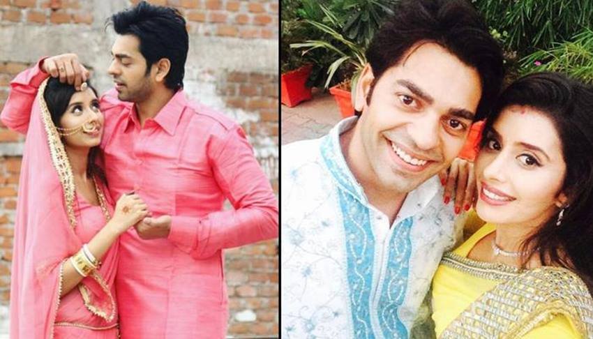 चारु असोपा और नीरज मालवीय - दोनों में सीरियल “मेरे अंगने में” के दौरान नजदीकियां बढ़ी और प्यार हुआ। ऑनस्क्रीन चारु और नीरज भाई - बहन का किरदार निभा रहे थें। दोनों की सगाई हो गई थी और वो शादी भी करने वाले थे। हालांकि उनका ये रिश्ता बाद ने टूट गया। चारु ने सुष्मिता सेन के भाई राजीव सेन से शादी कर ली।