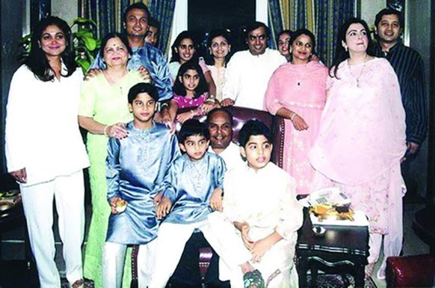 अनिल अंबानी को टीना से शादी के लिए काफी पापड़ बेलने पड़े थए। दरअसल धीरू भाई अंबानी किसी फिल्म एक्ट्रेस को अपने घर की बहू बनाने को तैयार नहीं थे।