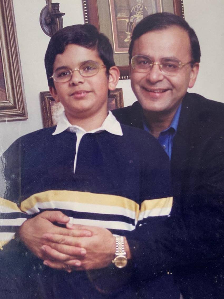 इन तस्वीरों को शेयर करते हुए रोहन ने लिखा- आज एक साल हो गया पापा आपको गए हुए। कई बार लगतै है कि अभी ये कल की ही बात है। दर्द अभी भी उसी तरह से ताजा है।