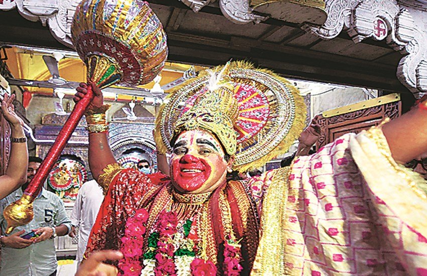 भूमि पूजन के प्रति उत्साहित लोगों ने अपने घरों की बालकनी, बरामदों और छतों पर भगवान राम और हनुमान की तस्वीरों के साथ भगवा झंडे भी फहराए।