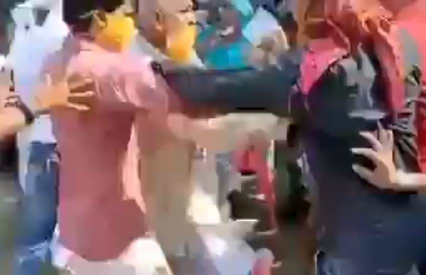 बिहार के सीवान में बाढ़ प्रभावित क्षेत्र का जायजा लेने पहुंचे थे भाजपा सांसद जनार्दन सिंह सिग्रीवाल। बिहार के सीवान में बाढ़ प्रभावित क्षेत्र का जायजा लेने पहुंचे थे भाजपा सांसद जनार्दन सिंह सिग्रीवाल।