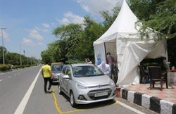 क्या होता है ड्राइव थ्रू COVID-19 टेस्ट? जानें