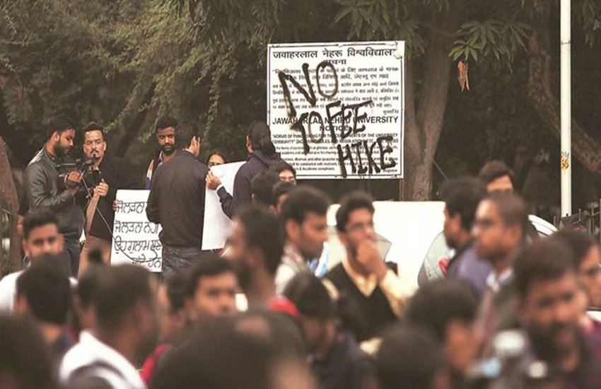 कोरोना पीरियड में ऑनलाइन शिक्षा के नाम पर स्कूलों की मनमानी और गैरजरूरी फीस से अभिभावक परेशान हैं।