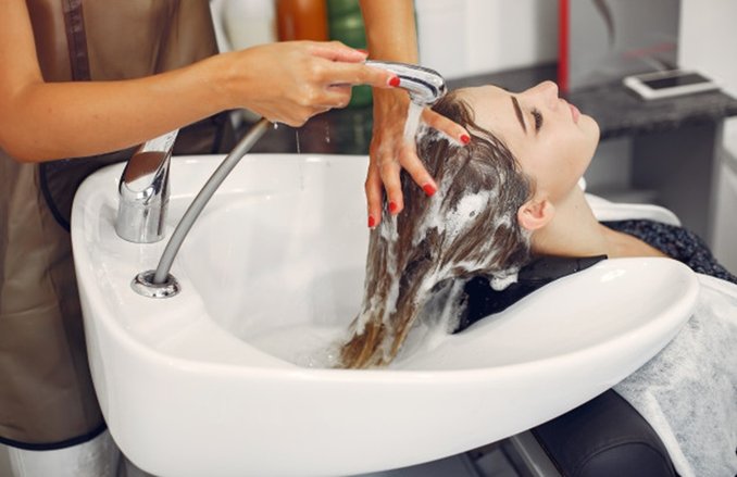 Hair Care: रात को बाल धोने से हो सकती है बाल झड़ने की समस्या, जानिये और वजहें…
