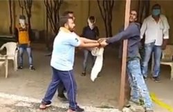 शराब बेचने के शक पर युवक को ठेका कर्मचारियों ने डंडे से पीटा, सरेराह यूं दी सजा; 6 अरेस्ट