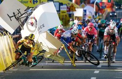 टूर डि पोलैंड: फिनिश लाइन से पहले भीषण हादसा; चैंपियन साइक्लिस्ट कोमा में, टक्कर मारने वाले खिलाड़ी पर लगा जुर्माना