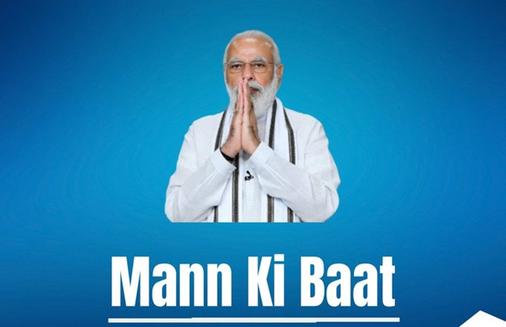प्रधानमंत्री नरेंद्र मोदी का रेडियो कार्यक्रम 'Mann ki Baat' की बात सुनते उनके कुछ समर्थक। (फोटोः पीटीआई)