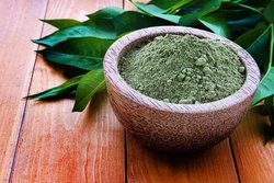 White Hair: मेहंदी में कपूर डालकर लगाने से सफेद बालों की समस्या होती है दूर, जानिये इस्तेमाल का तरीका