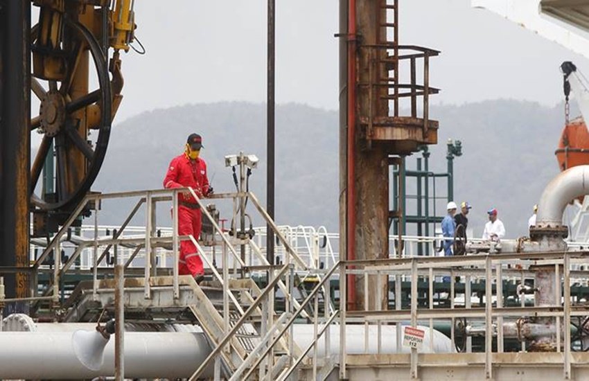 सउदी अरब की मनाही से पाकिस्तान में पेट्रोलिम पदार्थों का संकट गहराया।