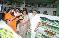 फेसवॉश से लेकर बॉडी क्लिनर और एंटिसेप्टिक क्रीम बेच रही बाबा रामदेव की पतंजलि, जानें- ‘टॉप’ ब्यूटी प्रोडक्ट, कैसे करें ऑनलाइन खरीदारी?