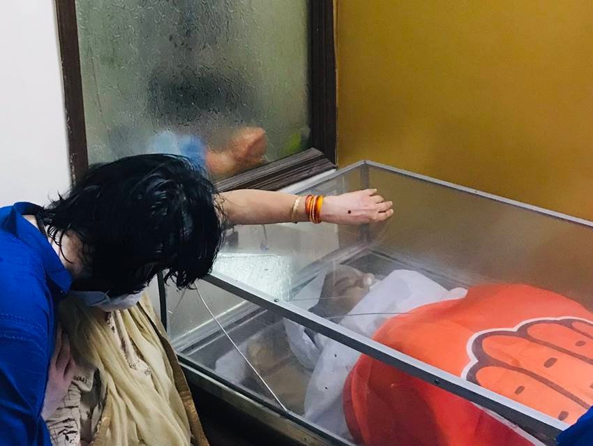 इस शो के कुछ देर बाद जब खबर आई कि राजीव त्यागी का निधन हो गया तो लोग संबित पात्रा को ट्रोल करने लगे।