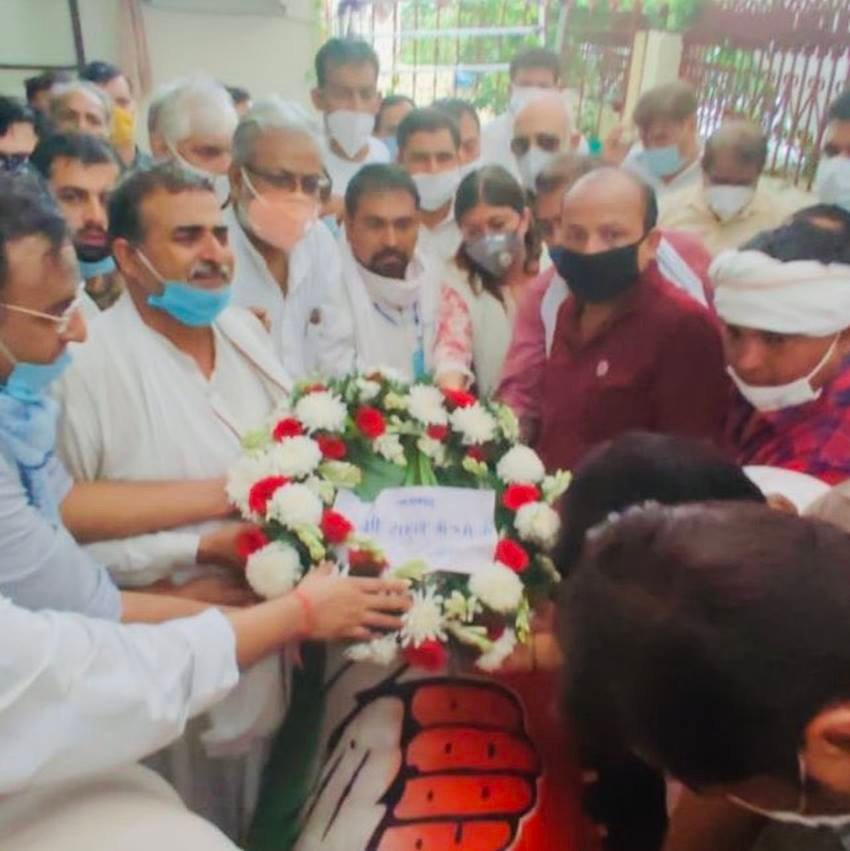 ट्विटर पर तो संबित पात्रा को गिरफ्तार करने की मांग करते हुए हैशटैग चलने लगा। संबित पात्रा को ट्रोल करने वाले लिखने लगे कि बीजेपी प्रवक्ता ने आपत्तिजनक और कठोर भाषा का इस्तेमाल किया जिससे राजीव त्यागी की तबियत खराब हुई।