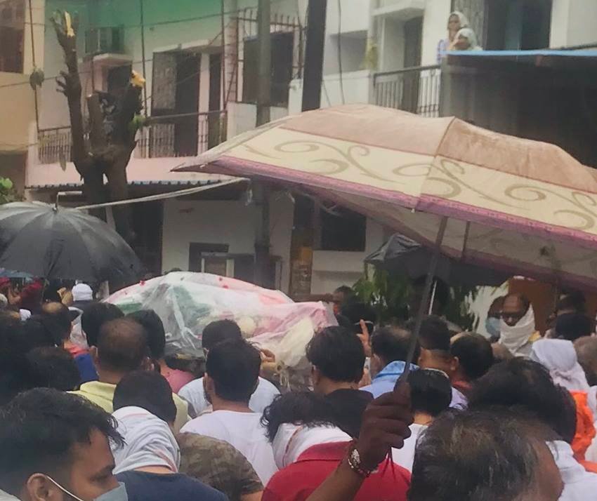 दरअसल बेंगलुरु हिंसा पर बहस के दौरान संबित पात्रा ने राजीव त्यागी को जयचंद बताते हुए कहा था कि टीका लगाने से कोई हिन्दू नहीं बन जाता है।टीका लगाना है तो दिल में लगा और कहों किसने घर जलाया है।