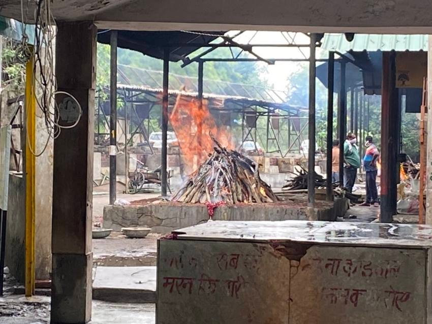 रागिनी नायक ने भी राजीव त्यागी के अंतिम संस्कार से पहले की तस्वीरें शेयर कर अप्रत्यक्ष रूप से संबित पात्रा पर निशाना साधा है। (Photo: Sakshi Joshi Twitter)