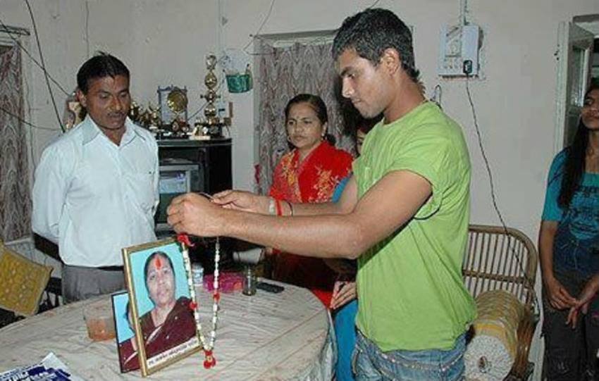 जडेजा की मां का सपना था कि उनका बेटा एक बड़ा क्रिकेटर बने, लेकिन अपने सपने को पूरा होते हुए देखने से पहले ही वो 2005 ने एक एक्सिडेंट में चल बसीं। मां के गुज़र जाने के बाद 17 साल के जडेजा इतने बिखर गए कि उन्होंने क्रिकेट छोड़ने का मन बना लिया। लेकिन उनकी बड़ी बहन ने उन्हें संभाला और आगे खेलने को तैयार किया।