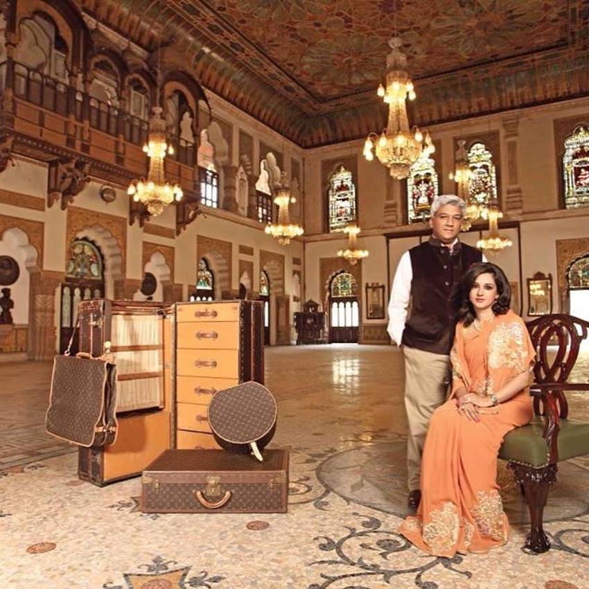 परिवार गुजरात के शाही लक्ष्मी विलास पैलेस में निवास करता है। बताय़ा जाता है कि लक्ष्मी विलास लंदन के बकिंघम पैलेस से भी चार गुना बड़ा है ।