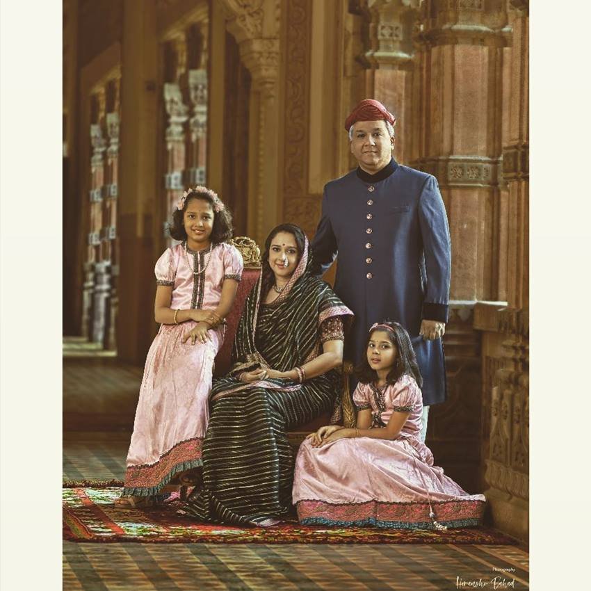 इनके परिवार में साड़ियों को पीढ़ी दर पीढ़ी विरासत की तरह संजोने की परंपरा है। इसी परंपरा को आगे बढ़ाते हुए उन्होंने अपनी सास की पुरानी साड़ी संजो कर रखी है। और इतना ही नहीं अपने नानी सास की ब्लाउज़ अभी तक इन्होंने संभाल कर रखी है।