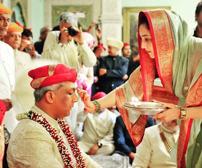 शाही परिवार से ताल्लुक रखने वाली महारानी राधिका ने 2002 में बड़ोदरा के महाराजा समरजीत सिंह से शादी की थी।