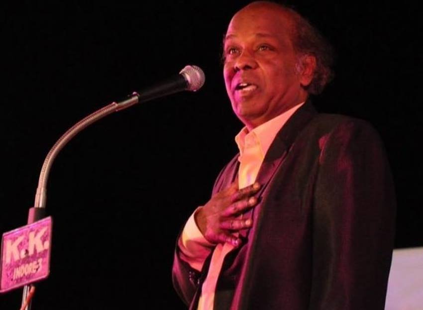 दरअसल हुआ ये था कि एक बार राहत इंदौरी को वाराणसी किसी मुशायरे में जाना था।