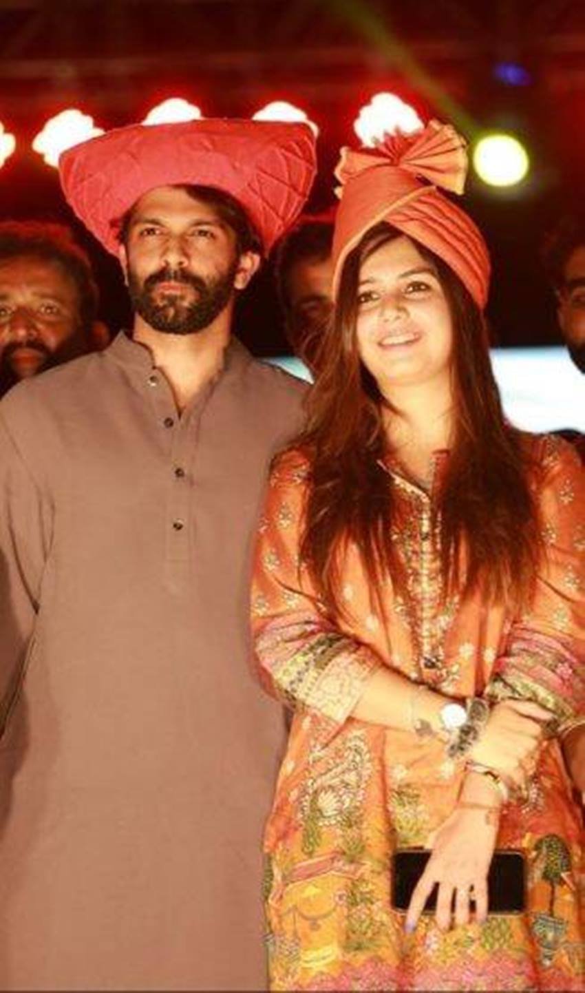 अमित ठाकरे ने मुंबई के पोद्दार कॉलेज से अपनी पढाई पूरी की है। वहीं मिताली ने रुइया कॉलेज से अपनी शिक्षा पूरी की है।