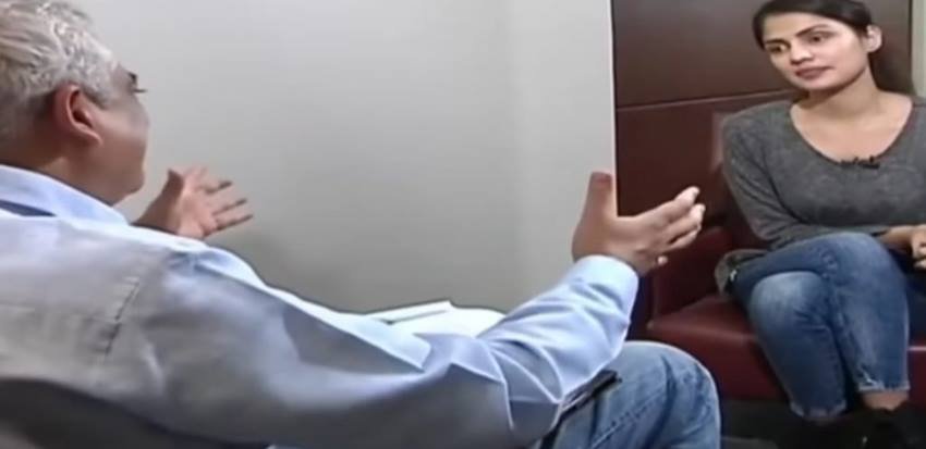 राजदीप सरदेसाई को ट्रोल करने वालों का कहना है कि सुशांत सिंह केस में अभियुक्त रिया चक्रवर्ती के साथ ये इंटरव्यू बेहद एकतरफा था। ऐसे लोग लिख-बोल रहे हैं कि रिया से राजदीप ने कड़े सवाल नहीं पूछे। अर्णब गोस्वामी समेत कई पत्रकार तो ये भी कह रहे हैं कि जिन जवाबों पर क्रॉस क्वेशचनिंग करना चाहिए, वहां भी राजदीप ने रिया से कुछ नहीं पूछा। अरनब गोस्‍वामी खुल कर सुशांत की मौत को हत्‍या मान रहे हैं और रिया को इसका कारण। जांच का निष्‍कर्ष सामने आए बिना गोस्‍वामी अपने रिपब्‍लिक टीवी के जरिए सुशांत सिंंह राजपूत की मौत को हत्‍या मान कर ही खबरें दिखा-बता रहे हैं।